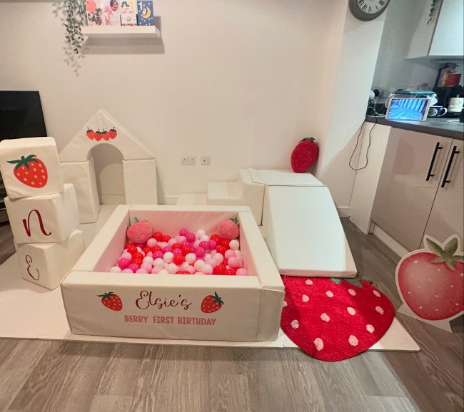 🍓 Berry First Birthday 🍓

Our small set up is perfect for at home set ups 😍 

Absolutely love this theme ❤️