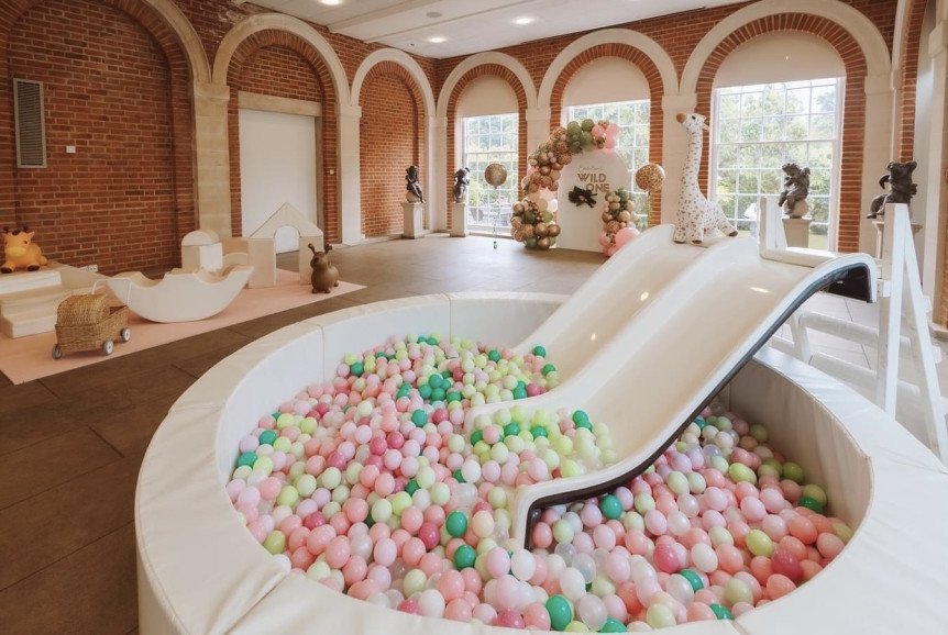 XL Ball pit with double slide , a real show stopper and huge hit with kids of all ages. Who wouldn’t love sliding into 5000 balls? Can be customised to match your theme and ball colours too