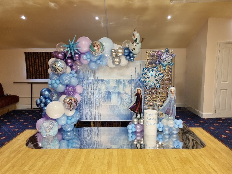 Create a magical atmosphere for your little princess's party with our Frozen-themed balloon decorations.