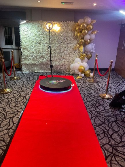 Our 360 photobooth that comes with red carpet , separation rail and props 👏