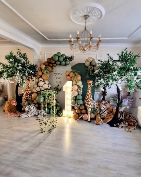 It doesn't matter if your party is in the comfort of your own home or an a venue we can provide our stunning set ups at both. Let us know your theme and we will make it come true like this Jungle Safari themed balloon display.