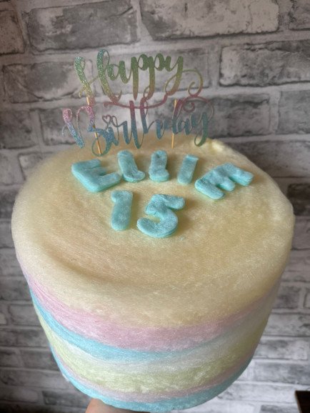 A show-stopping alternative to traditional cakes! 🎂✨ Layers of colourful, flavoured candy floss, fully customisable with a name or message. Includes a sturdy container, toppers, sprinkles & serving board!