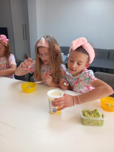 Face mask making 🥒 the children make their own face masks with natural products and then we apply it whilst they have their mini facials. We believe children’s skin should never have unnecessary harmful chemicals on