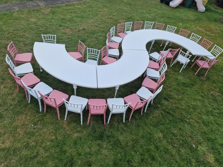 Children sepertine round table.  This table can be changed to create different shapes and style. Very stylish and adds a great effect to any party