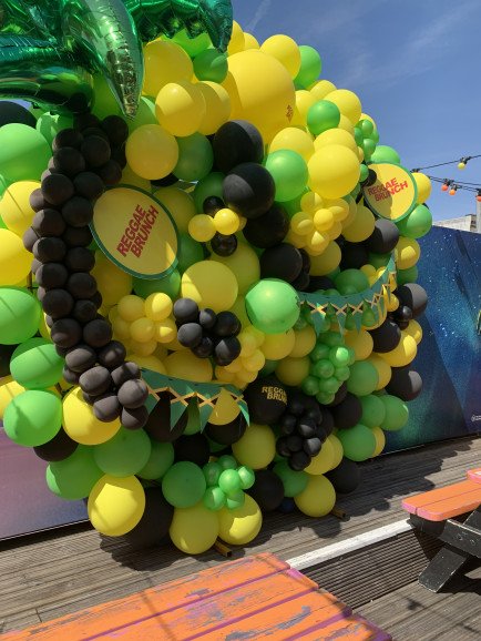 A round balloon wall to celebrate Jamaica Independence Day. You have to love the vibrant colours of the Jamiacan flag.