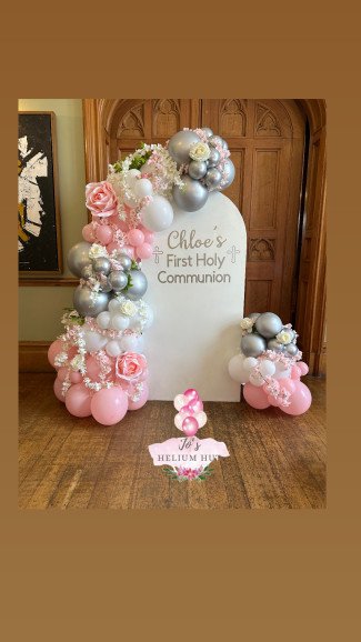 Smaller sailboard with our balloon garland and added florals