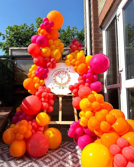 Welcome Signs and Balloon Garland example.