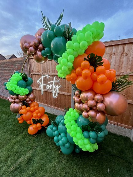 Balloon hoops are a great alternative to a garland or an arch! We can create half hoop displays or a full hoop.
